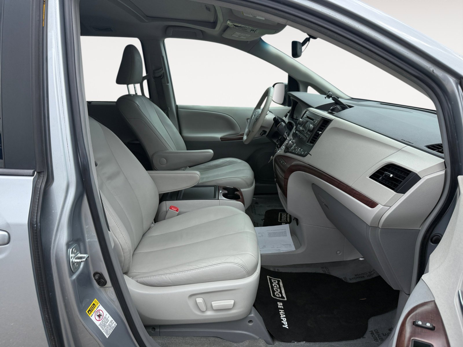 Used 2014 Silver Sky Metallic Toyota XLE image 19