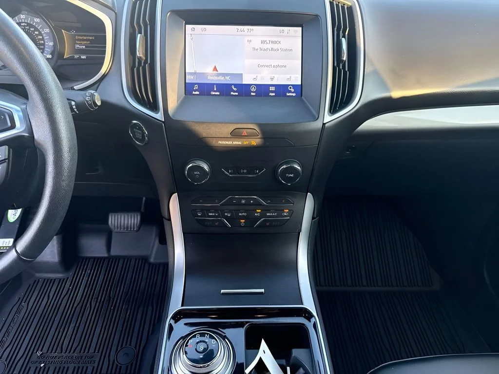 Used 2020  Ford SEL image 11
