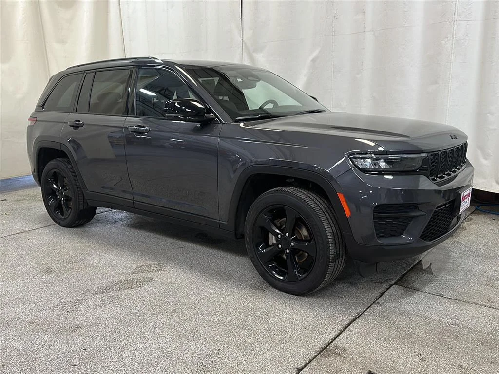 Used 2023 Baltic Gray Metallic Clearcoat Jeep Altitude 4x4 image 7