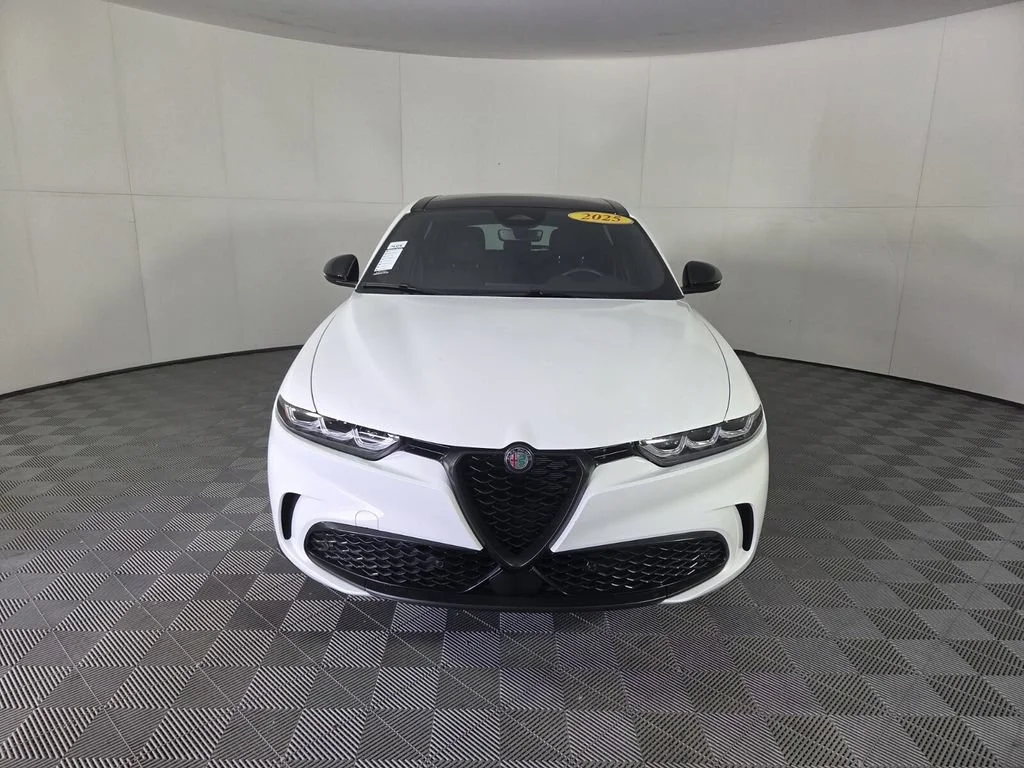 Used 2025 Milano White Alfa Romeo Base image 4