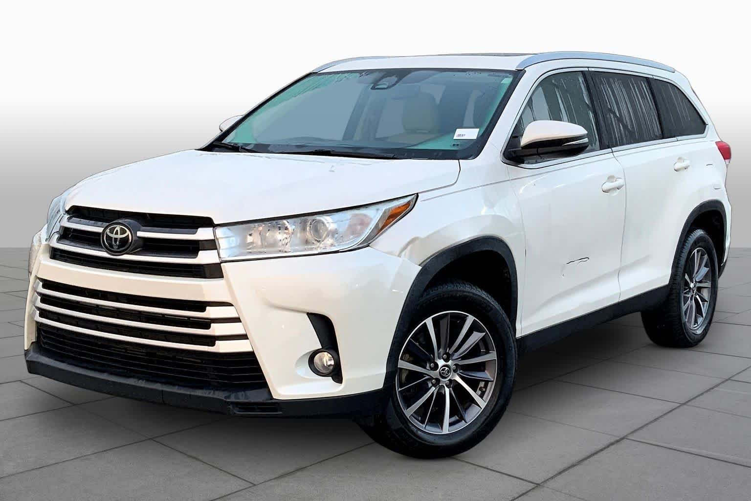 Used 2019 Blizzard Pearl Toyota XLE image 2