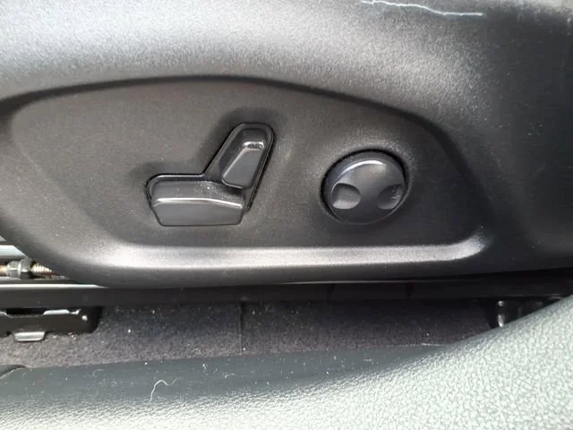Used 2024  Jeep Limited image 18
