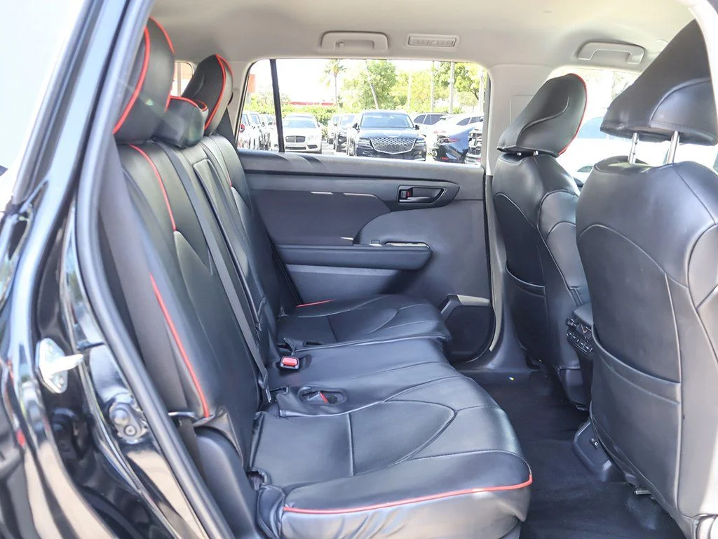 2024 Toyota Highlander LE - Photo 33