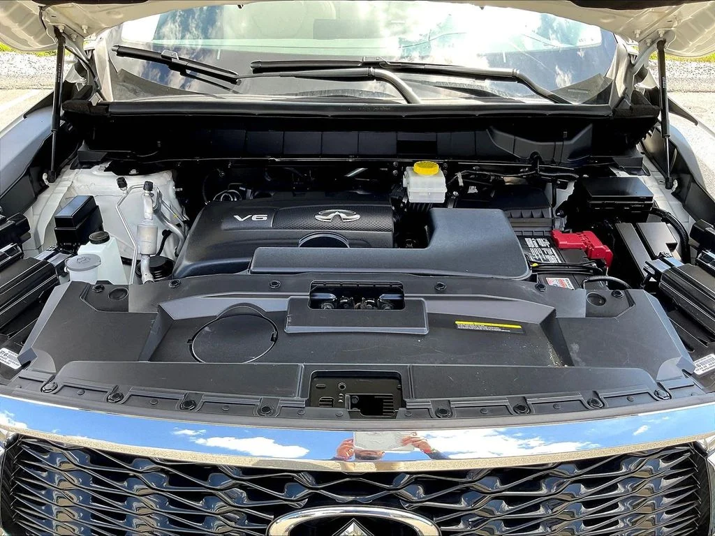 Used 2023 White INFINITI LUXE image 32