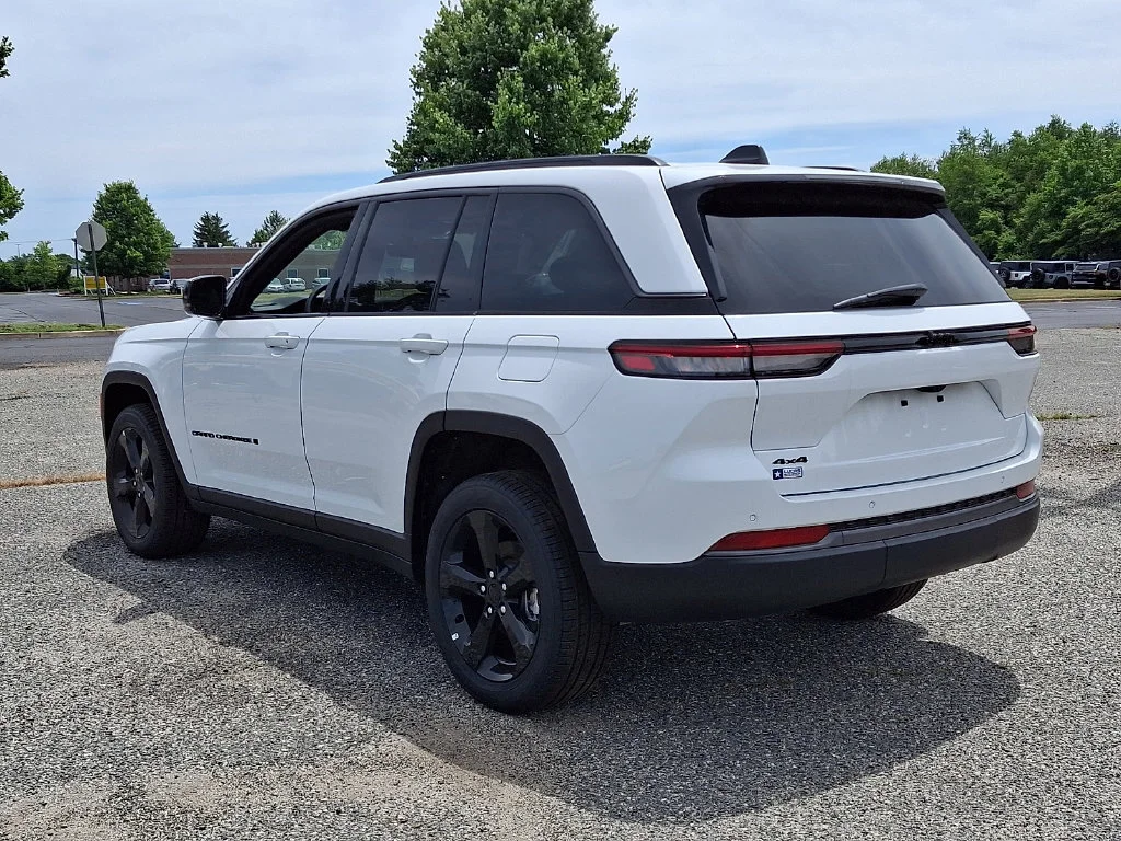 New 2026 Bright White Clear-Coat Exterior Paint Jeep Limited image 6