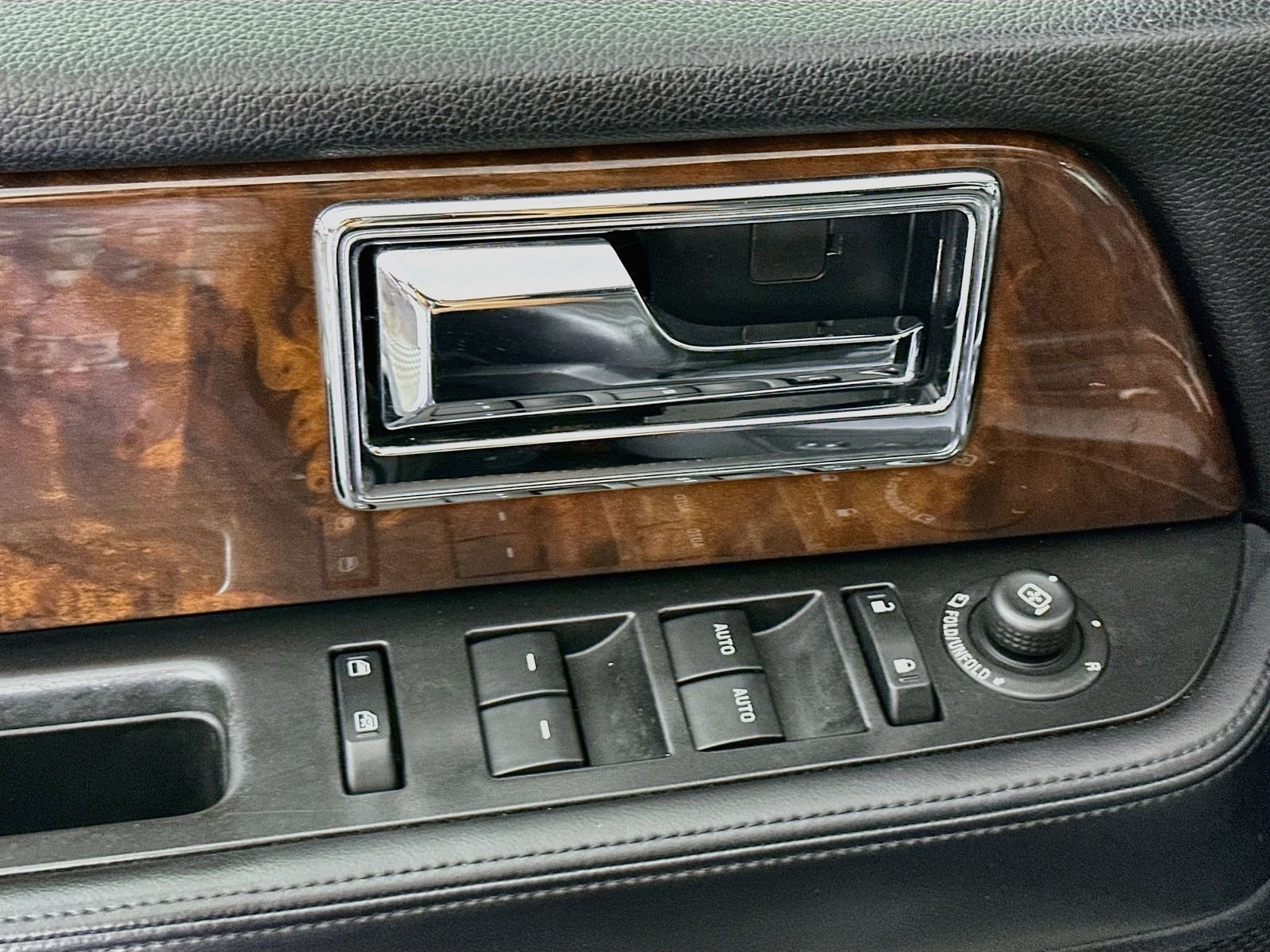 Used 2015 Magnetic Metallic Lincoln Base image 18