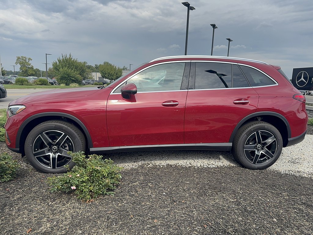 New 2026 MANUFAKTUR Patagonia Red Metallic Mercedes-Benz GLC 300 4MATIC® image 2