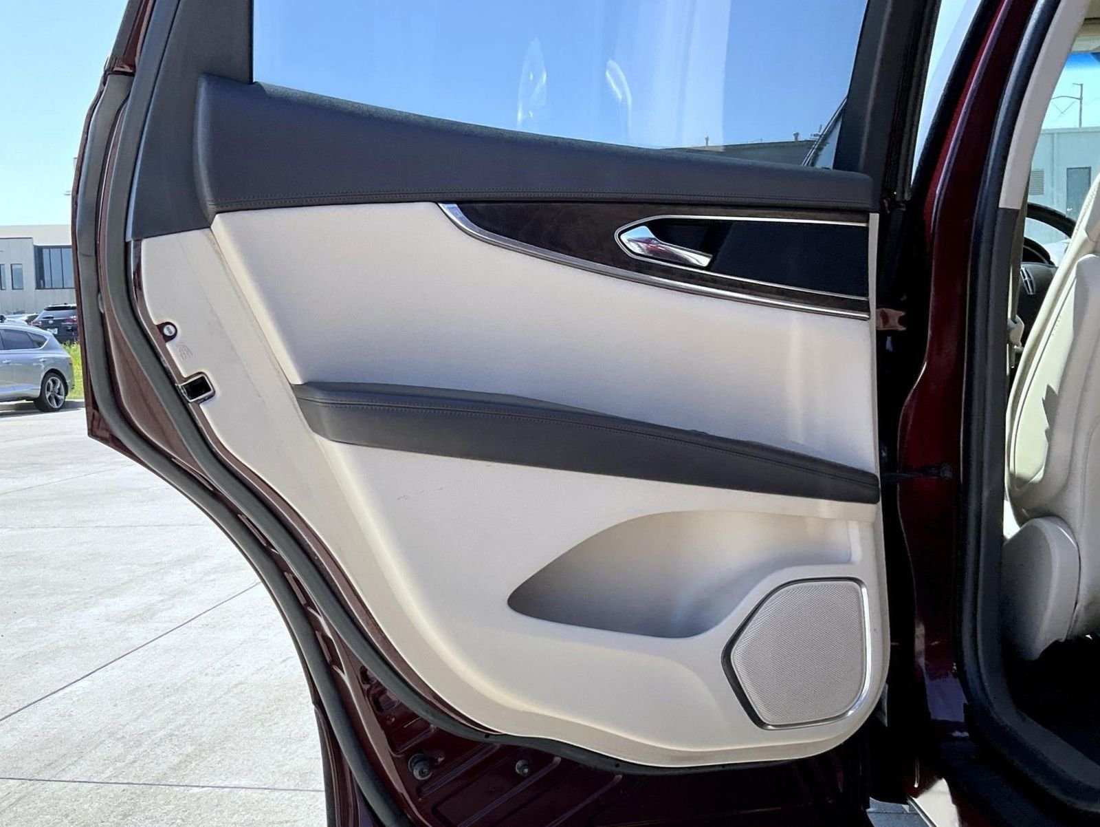 Used 2017 Red Lincoln Reserve image 21