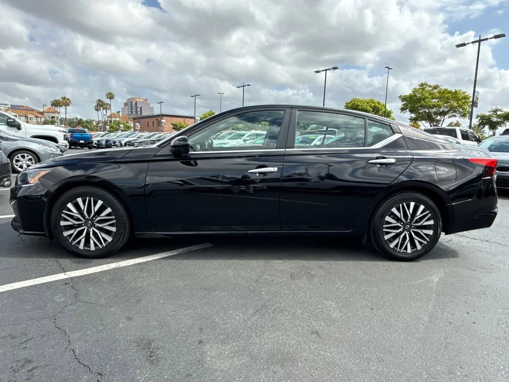 Used 2023 Black Nissan 2.5 SV image 7