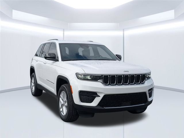 New 2026 Bright White Clearcoat Jeep Laredo image 8