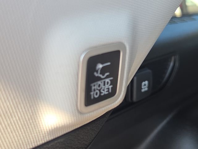 Used 2023 Velvet Jeep Laredo image 13