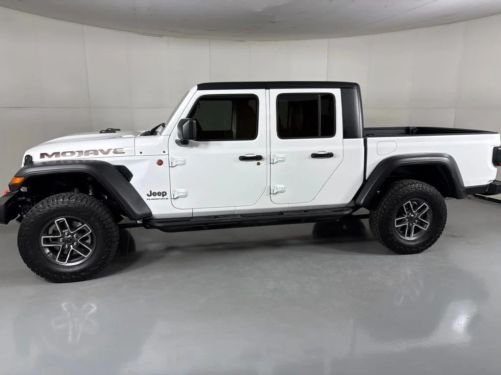 Used 2025 White Jeep Mojave image 5