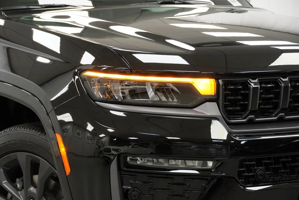 New 2026 Diamond Black Crystal Pearl-Coat Exterior Paint Jeep Limited Reserve image 8