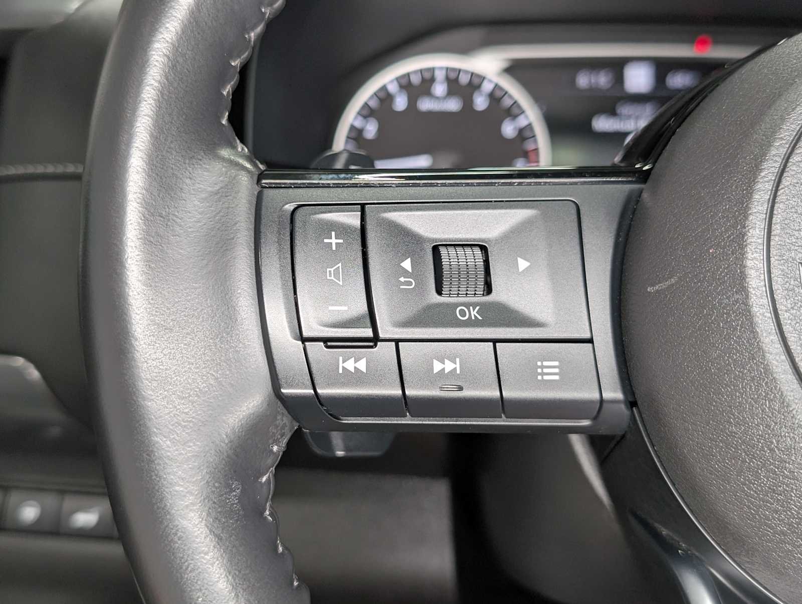 Used 2024 Pearl White Tricoat Nissan SL image 38