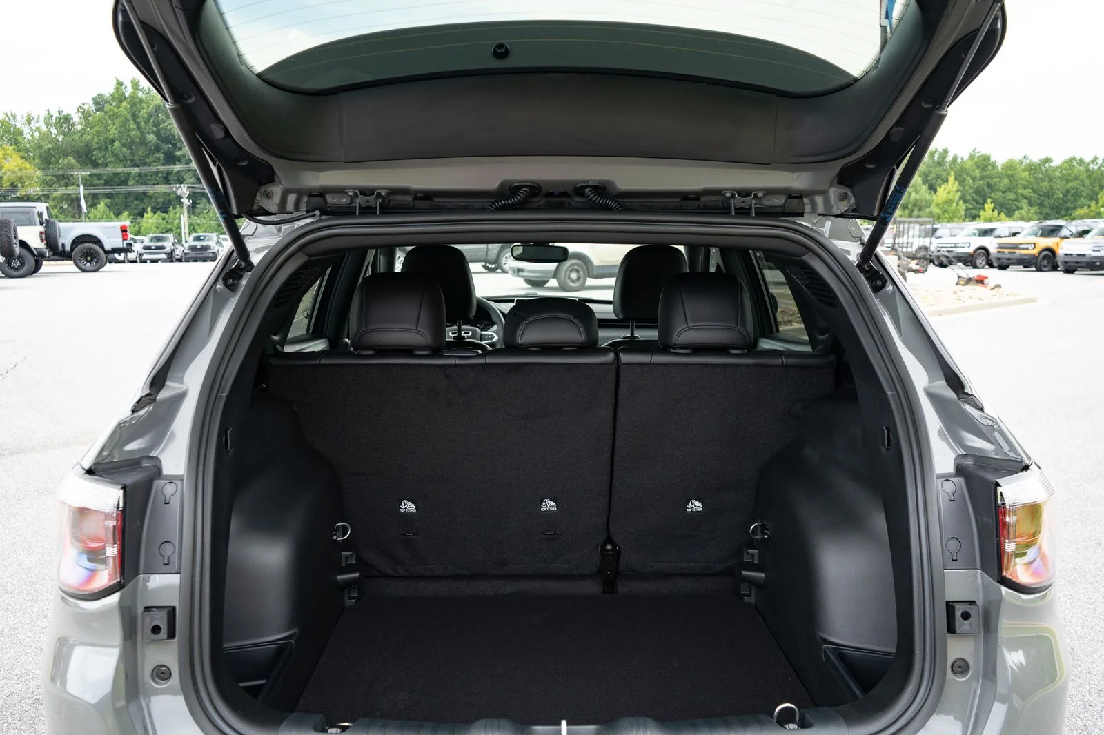 New 2026 Sting-Gray Clear-Coat Exterior Paint Jeep Latitude image 9