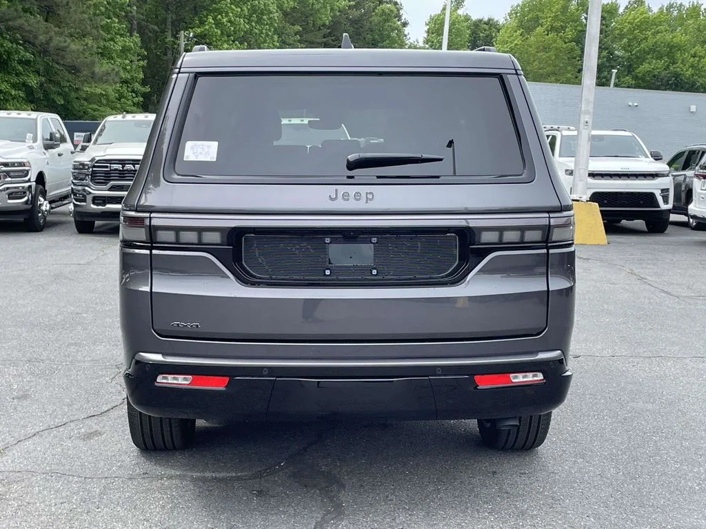 New 2026 Baltic-Gray Metallic Clear-Coat Exterior Paint Jeep Limited Reserve image 7