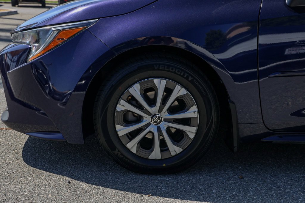 Used 2022  Toyota LE image 11