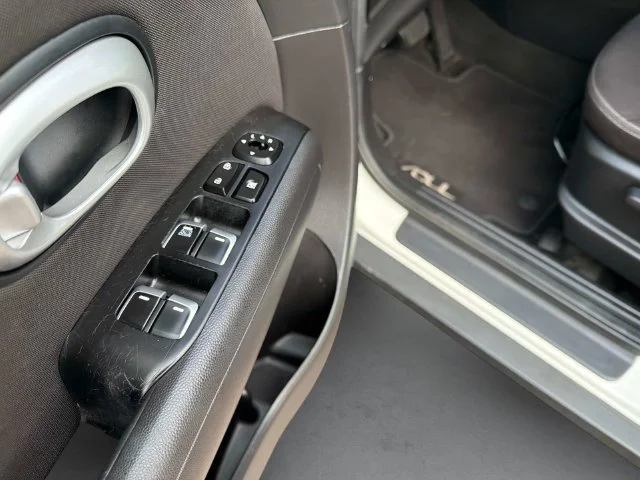 Used 2019 Clear White Kia Base image 16