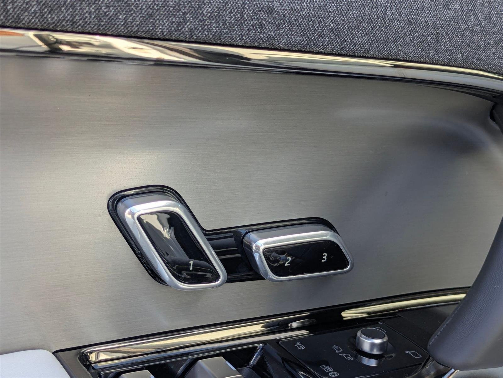 New 2026 Fuji White Land Rover SE image 15
