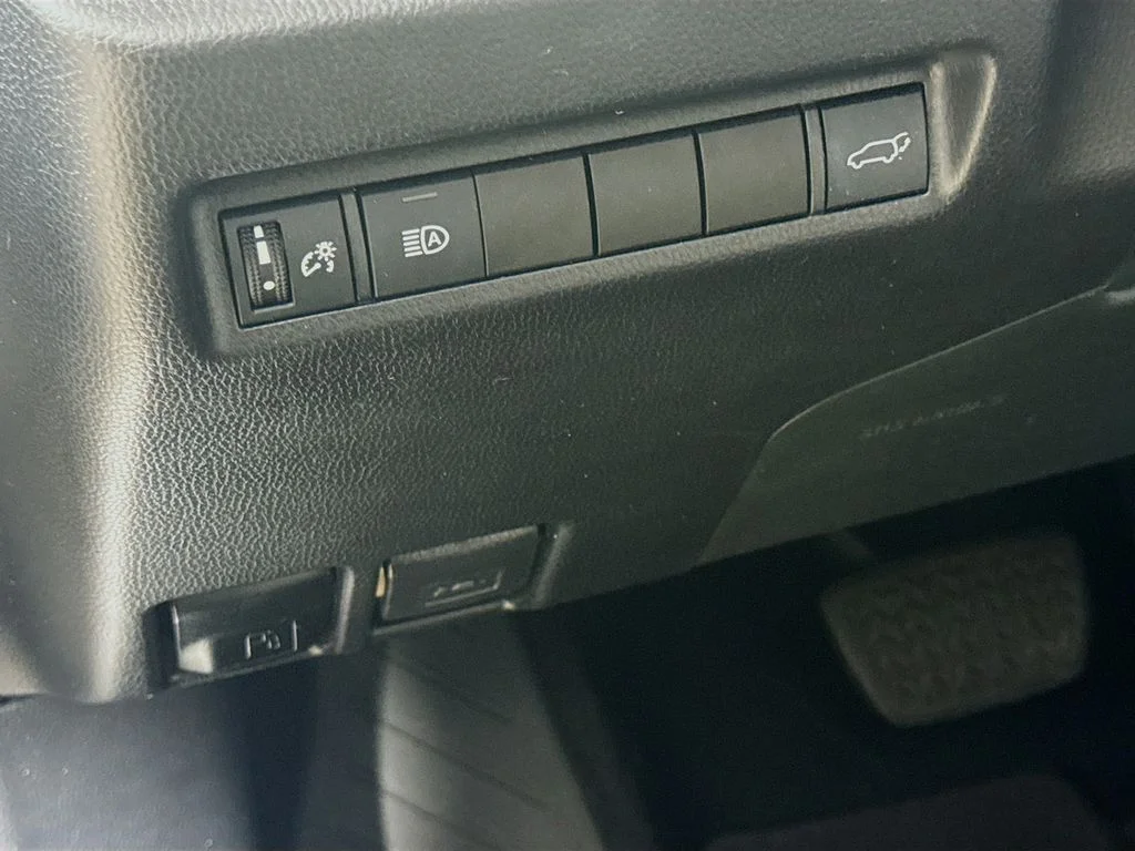 Used 2020 Silver Sky Metallic Toyota XLE Premium image 11