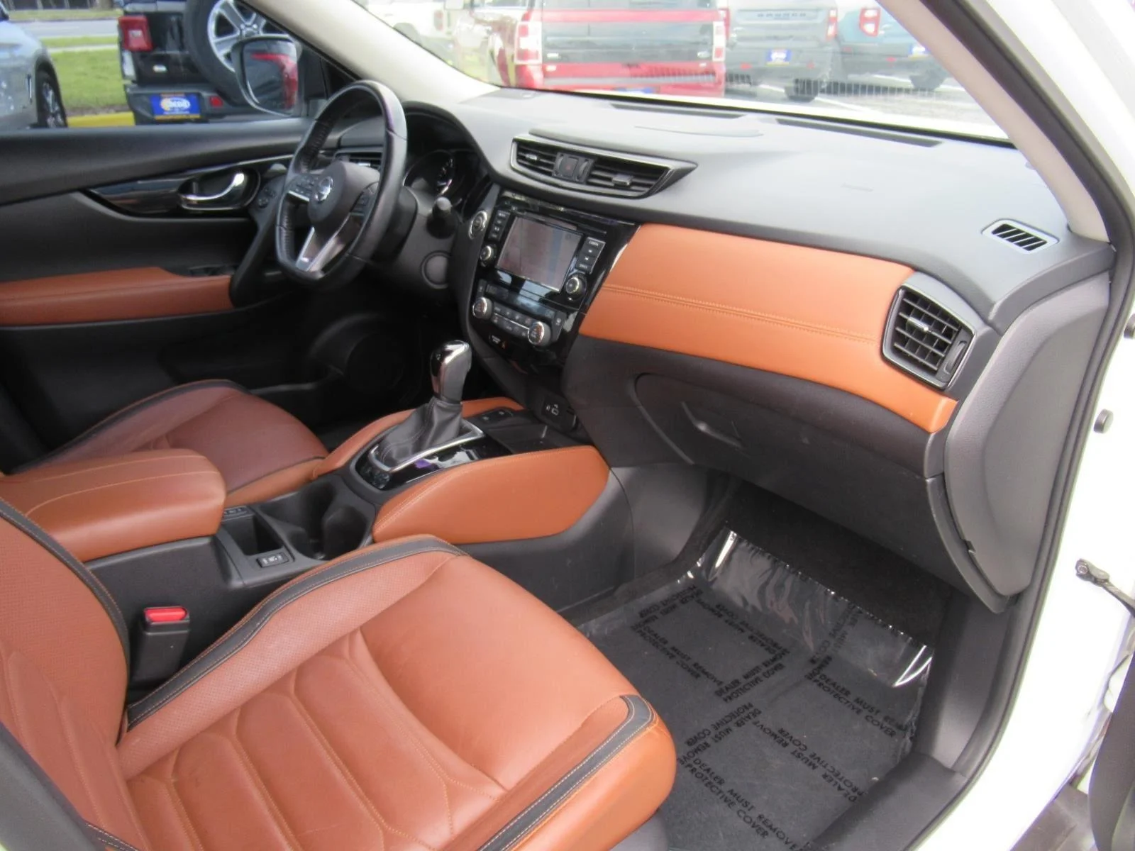 Used 2018 White Nissan SL image 12
