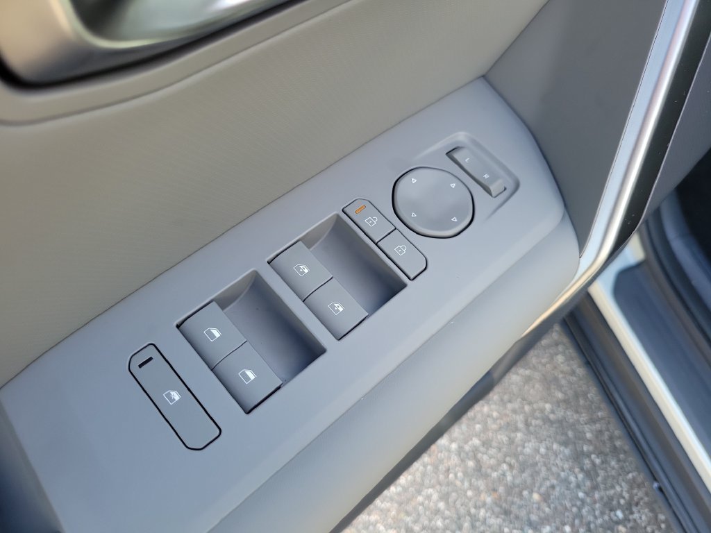 New 2027 Ivory Silver Kia EX image 22