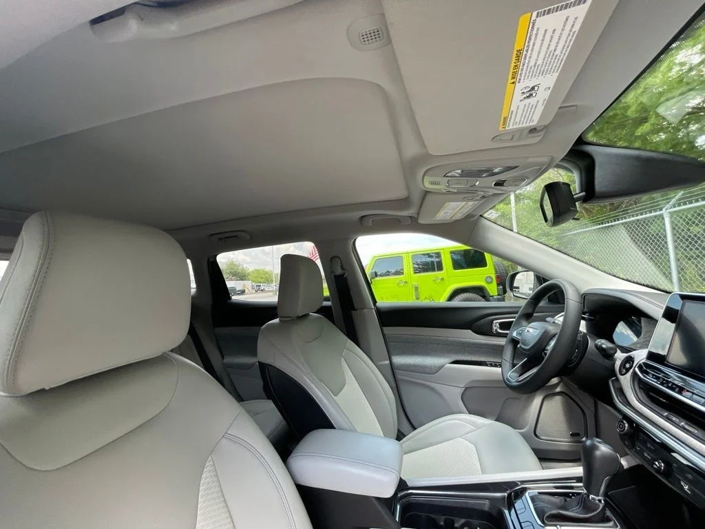 Used 2022 Silver Jeep Latitude image 10