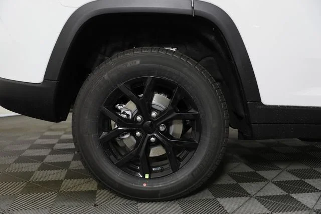 New 2026 Bright White Clear-Coat Exterior Paint Jeep Altitude image 32