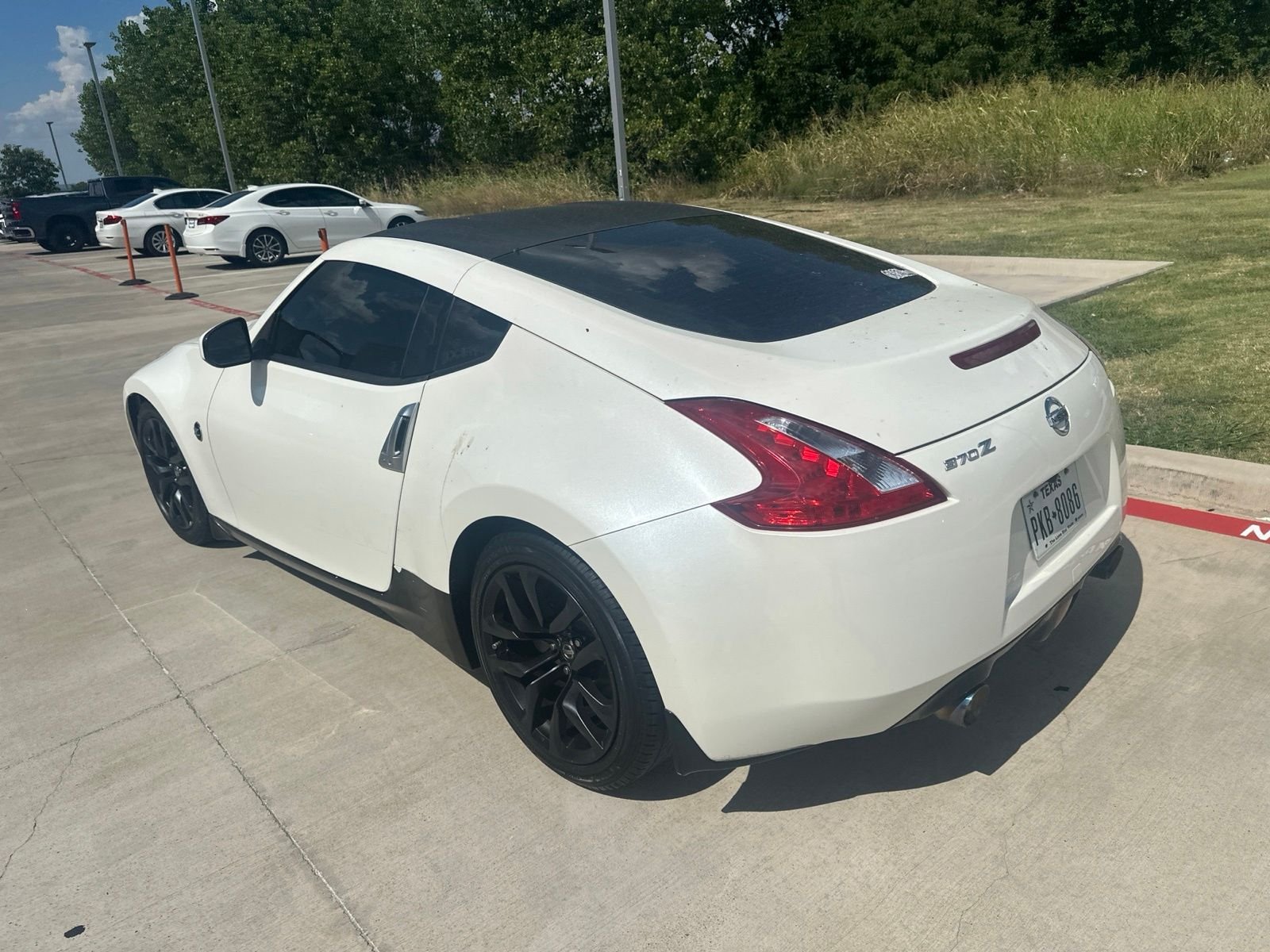 Used 2017 Pearl White Nissan Base image 4