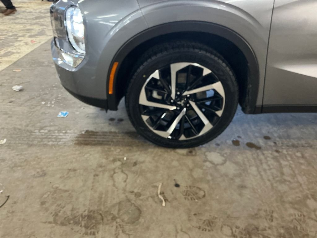 Used 2024  Mitsubishi SE image 10