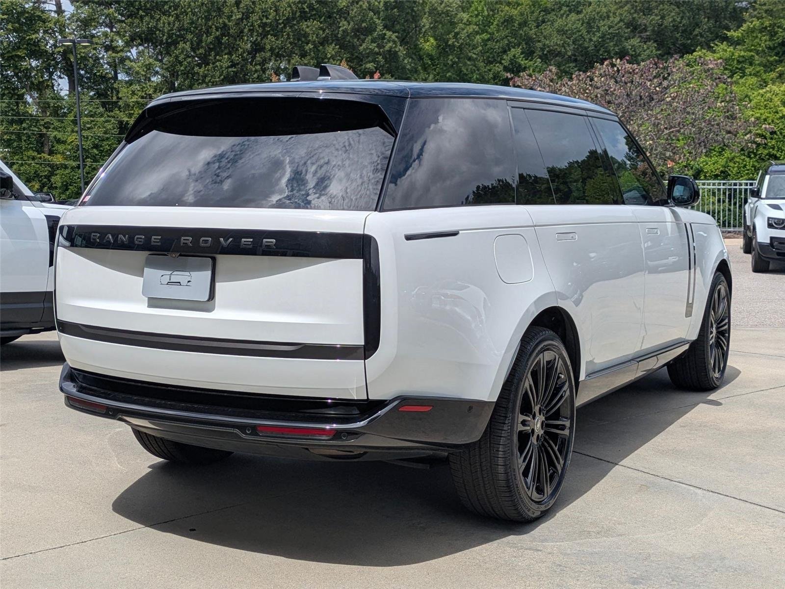 Used 2025 Fuji White Land Rover SE image 5