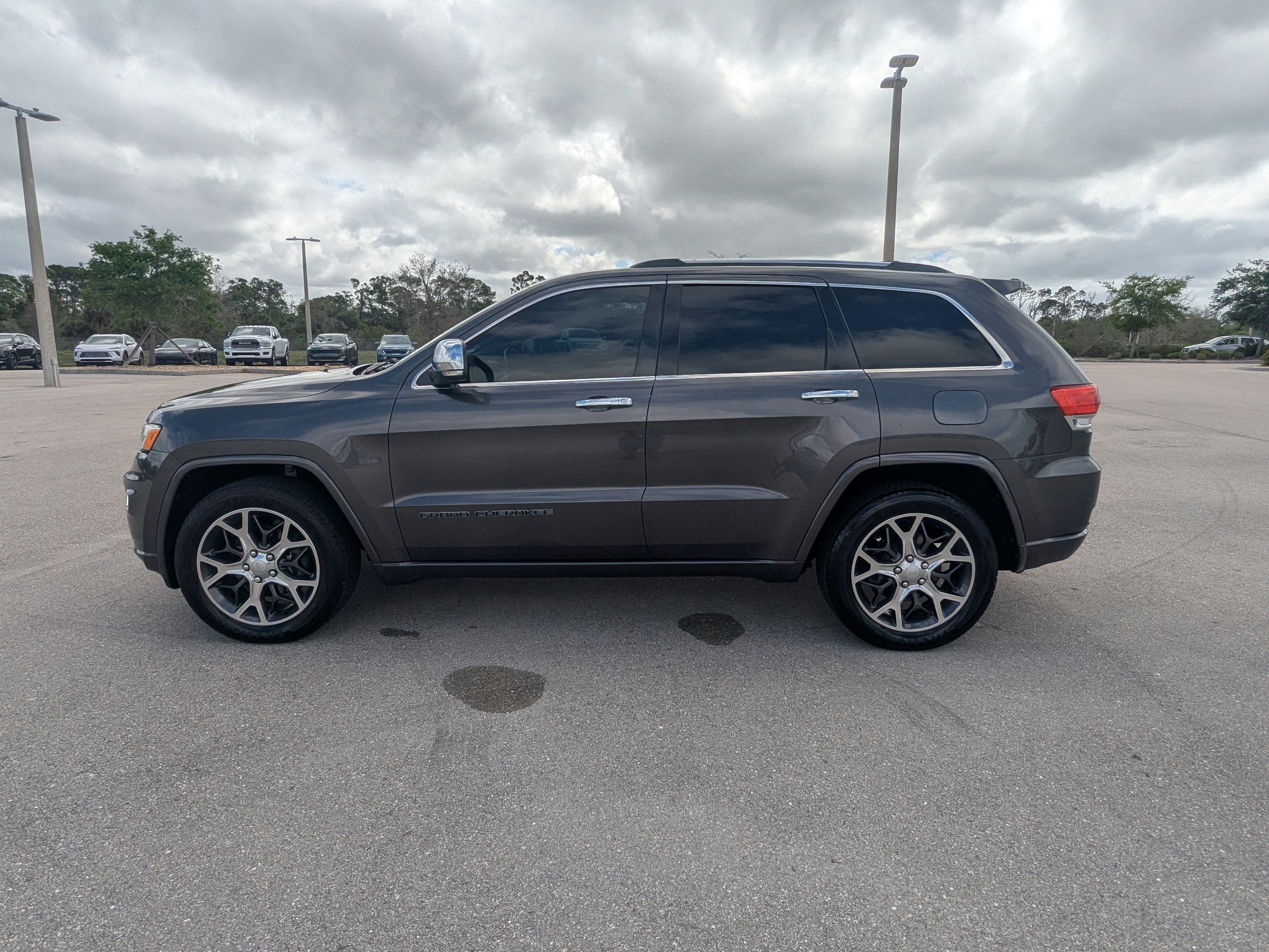 Used 2019 Granite Crystal Metallic Clearcoat Jeep Overland image 8