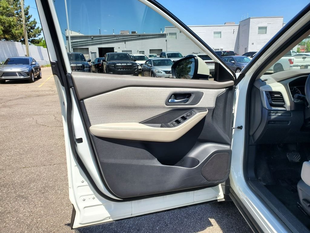 Used 2025 Aspen White Tricoat Nissan SR image 12