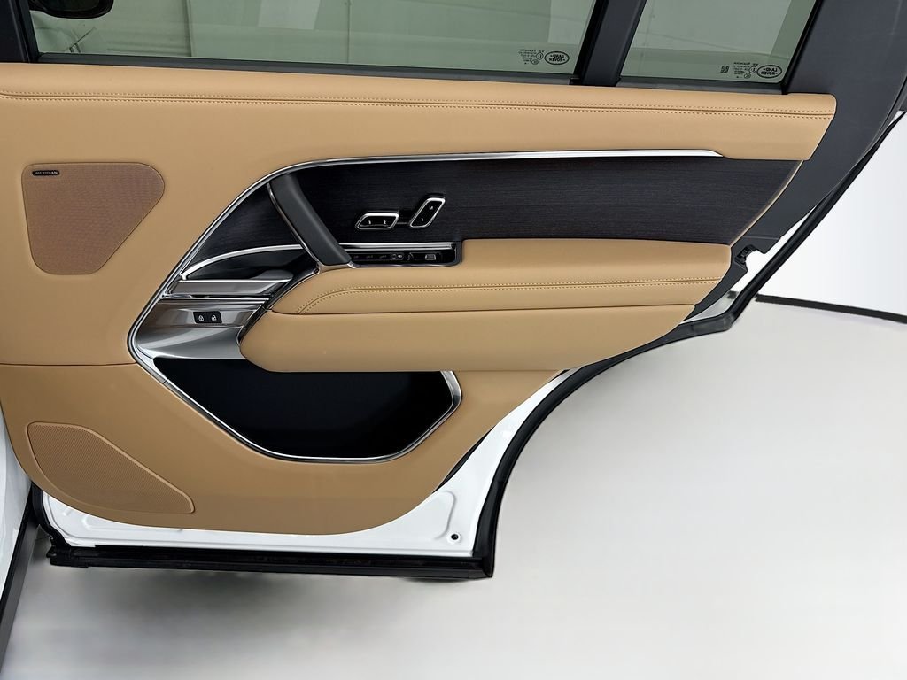 New 2026 Fuji White LAND ROVER SE LWB 7-Seats / V8 image 26