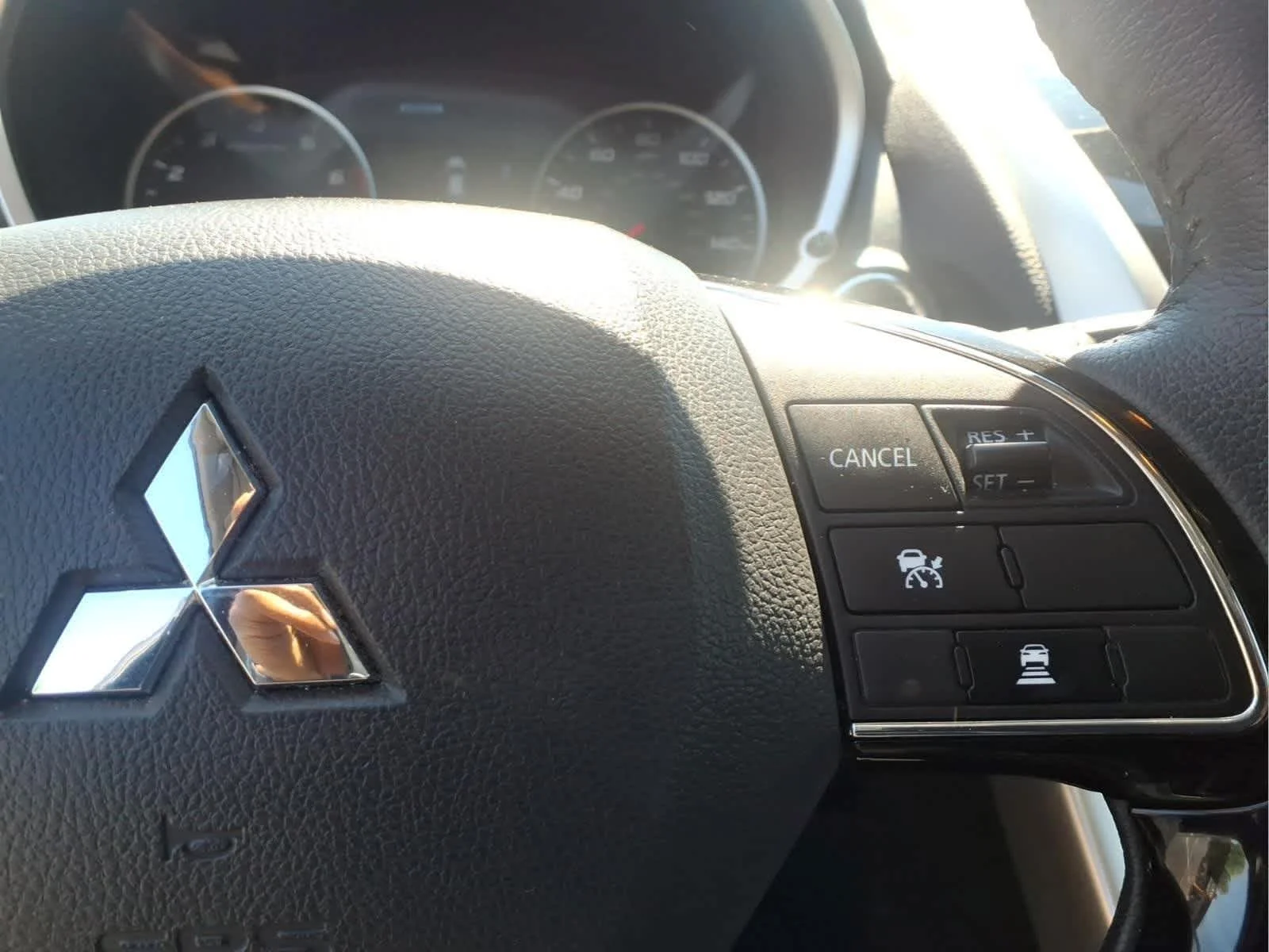 Used 2024 Alloy Silver Metallic Mitsubishi SE image 28