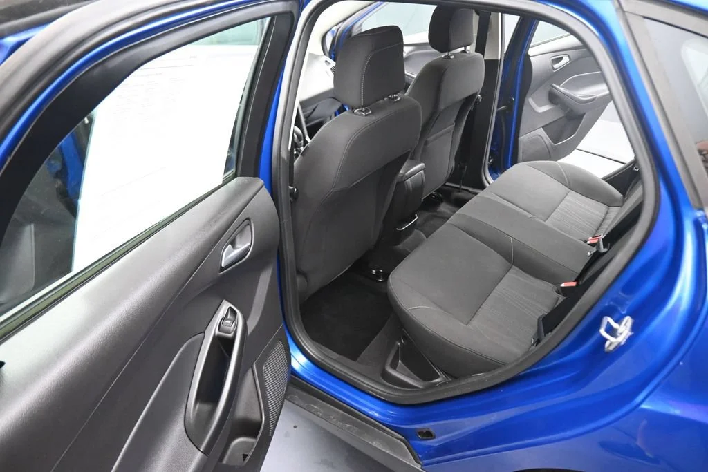 Used 2018 Blue Ford SE image 41