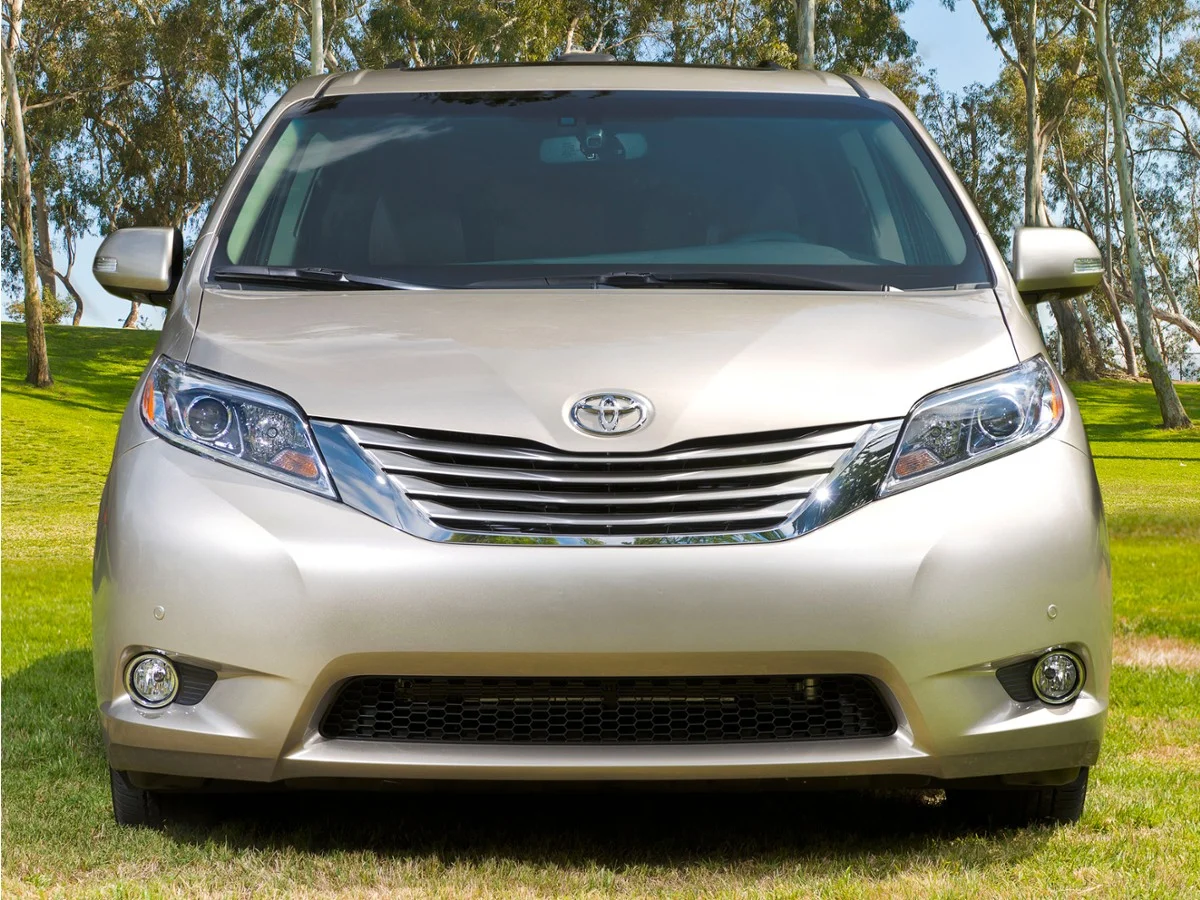 Used 2015 White Toyota XLE image 1