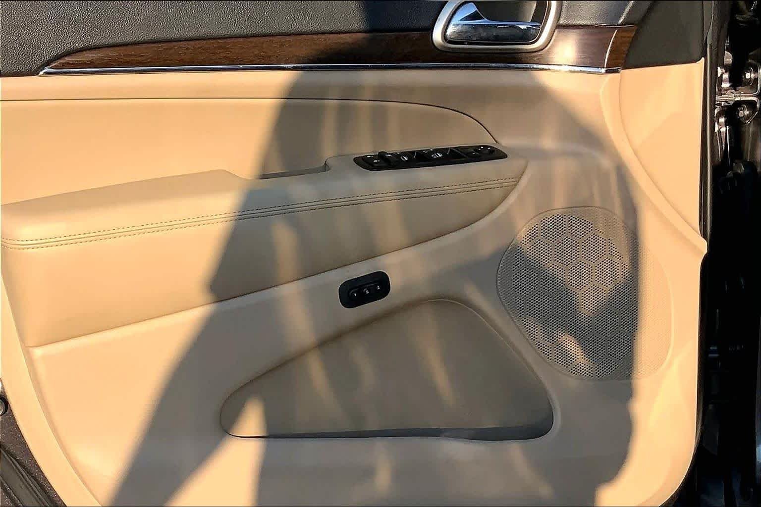 Used 2015 Granite Crystal Met. Clear Coat Jeep Limited image 22