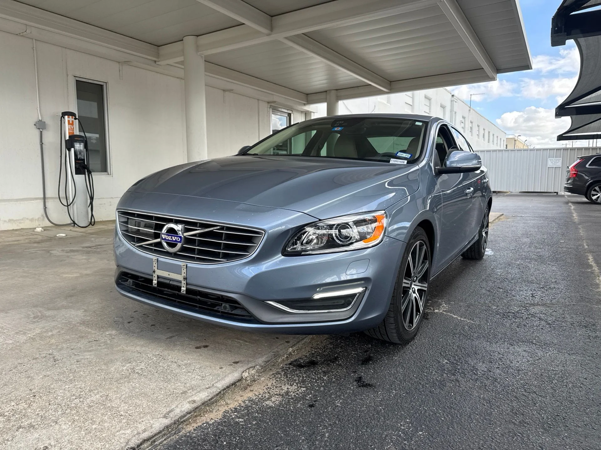 Used 2018 Blue Volvo T5 Platinum image 1
