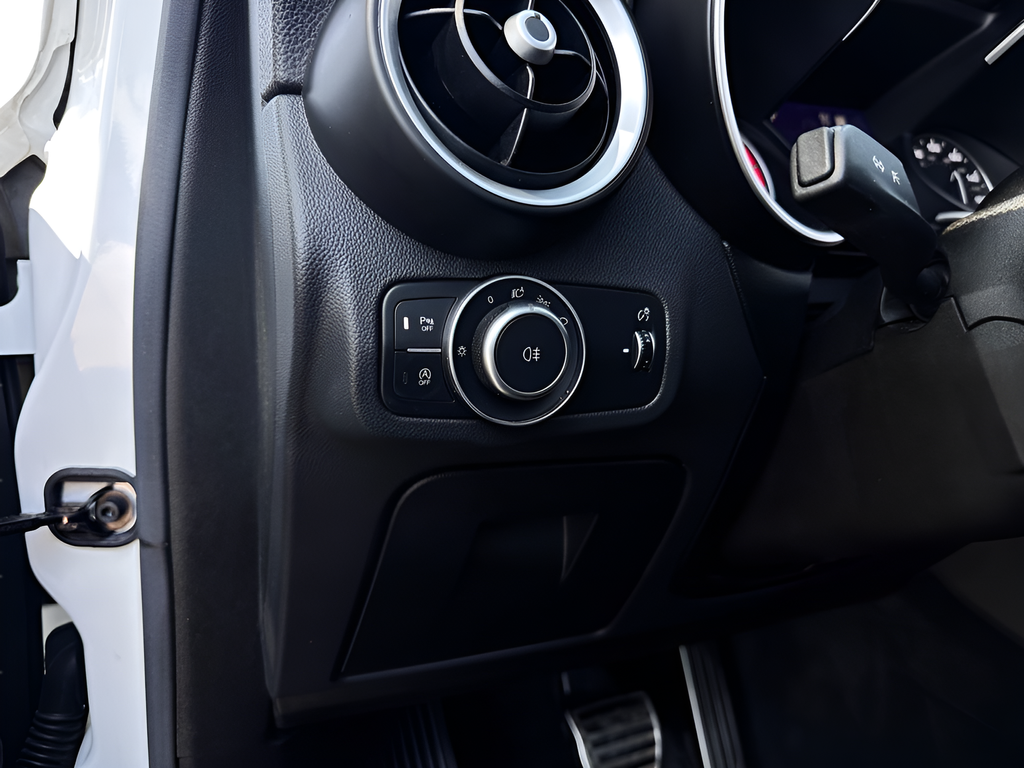 Used 2023 White Alfa Romeo Ti image 18