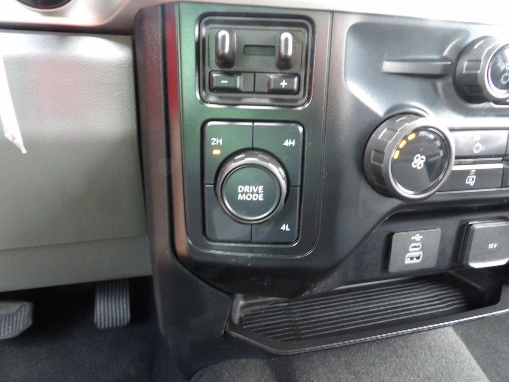 Used 2025 Gray Metallic Ford XLT image 24