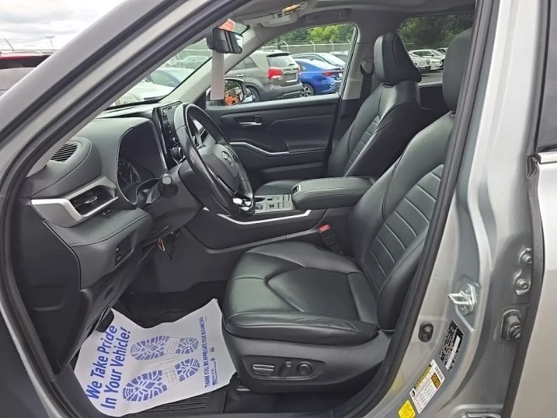 Used 2021 Silver Toyota XLE image 26