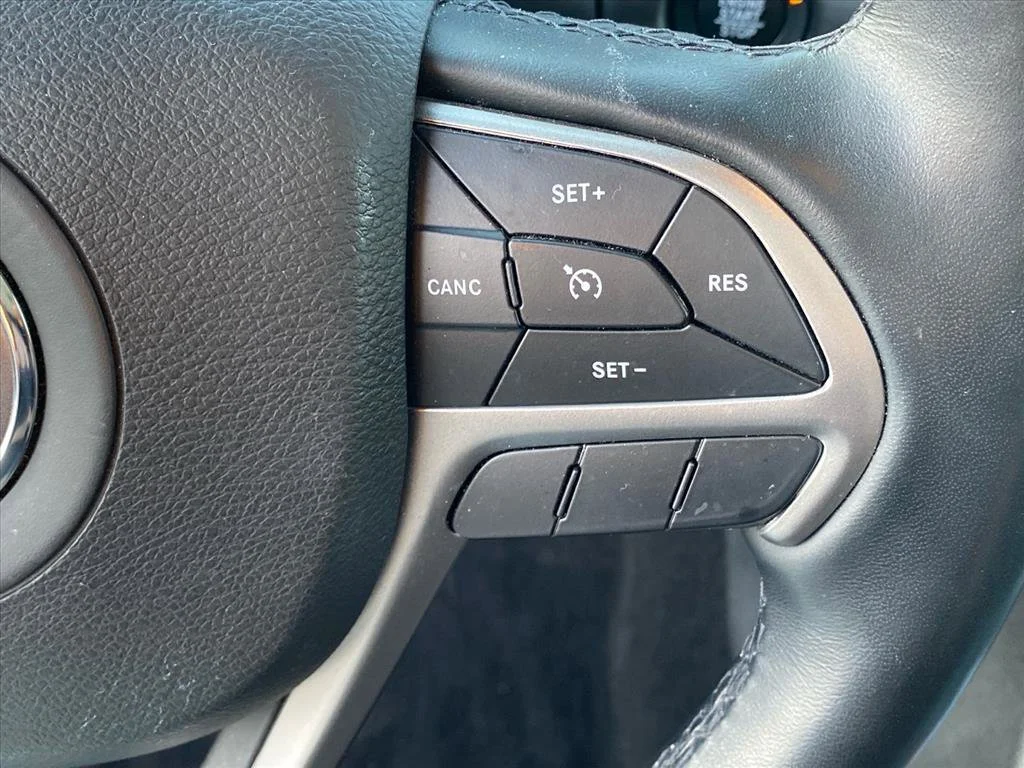Used 2022 Diamond Black Crystal Pearlcoat Jeep Laredo X image 19