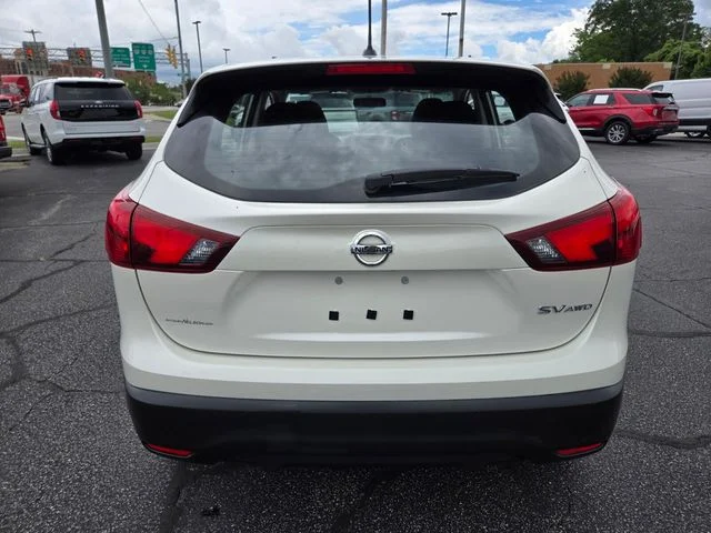 Used 2018 White Nissan  image 7