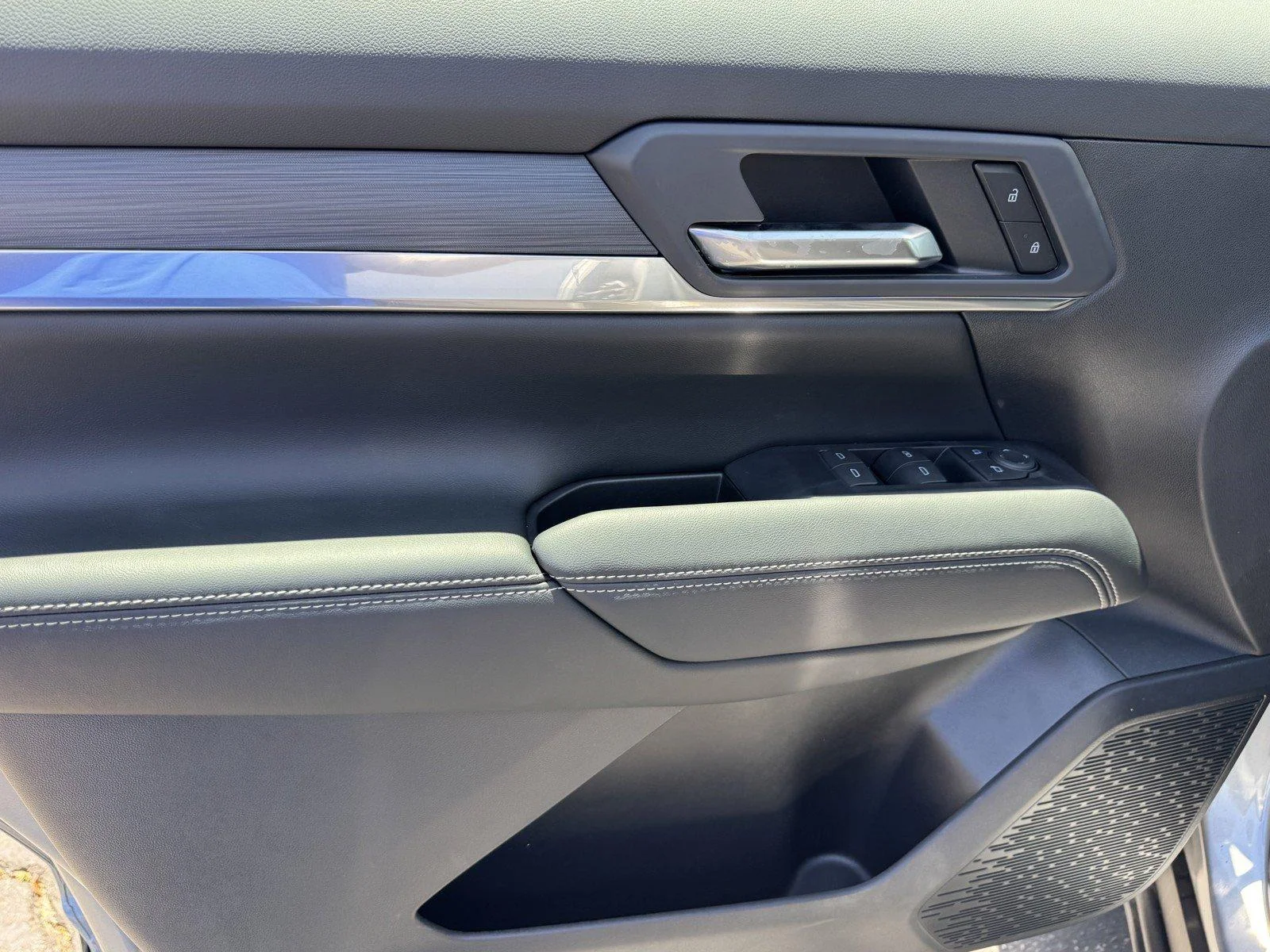 New 2026 Sterling Metallic GMC Elevation image 17