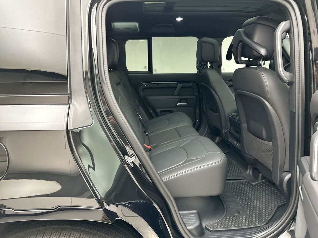 New 2026 Santorini Black Metallic Land Rover X-Dynamic SE image 7