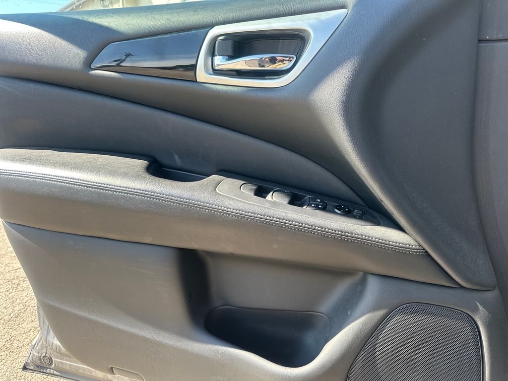 Used 2020 Gray Nissan S image 13