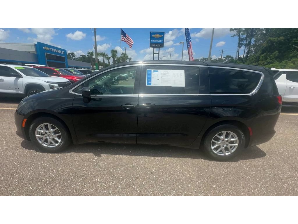 Used 2022 Black Chrysler LX image 5