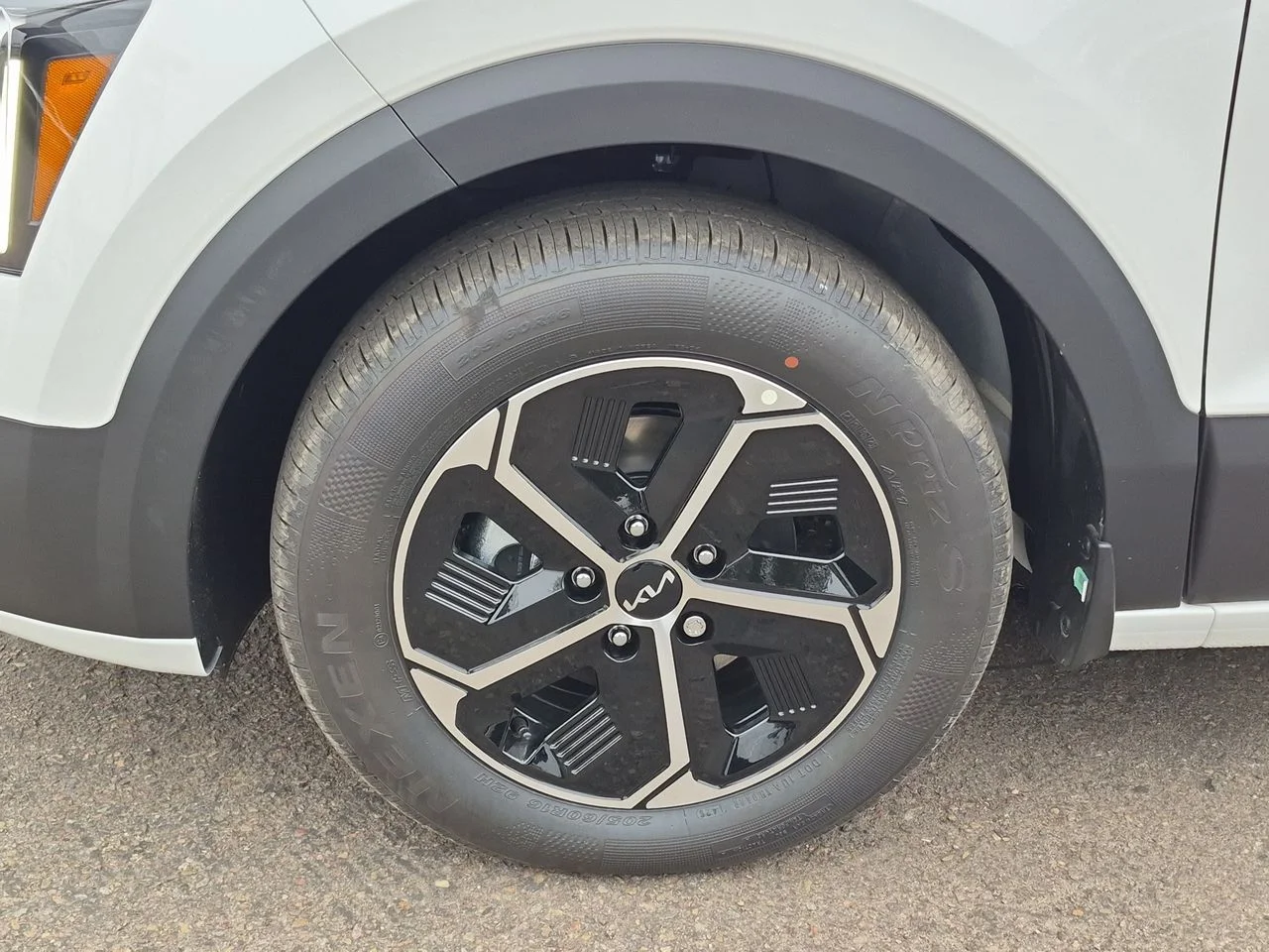 New 2026 Snow White Pearl Kia EX image 33