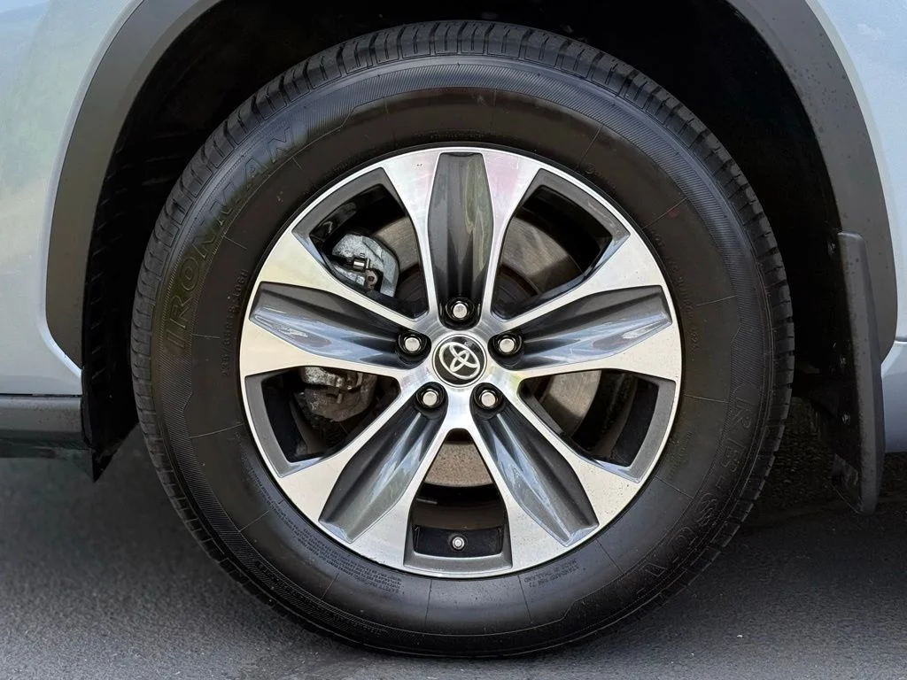 Certified Used 2024  Toyota XLE image 9